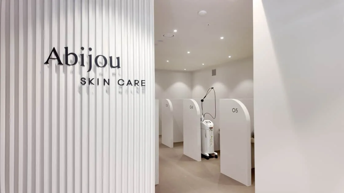 Abijou Gangseo — treatment-room aisle
